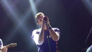 Coldplay : minute de silence et reprise d'Imagine en hommage aux victimes des attentats de Paris