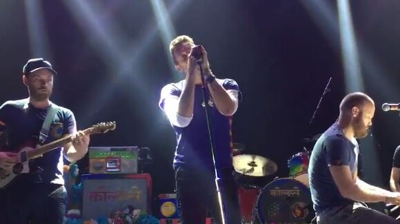 Coldplay : minute de silence et reprise d'Imagine en hommage aux victimes des attentats de Paris