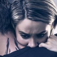 Divergente 3 : Tris et Four enlacés sur deux affiches inquiétantes