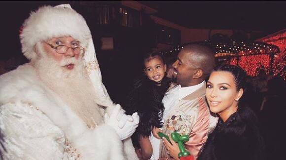 Kim Kardashian, Kanye West souriant, Kendall Jenner, Drake... L'incroyable Noël du clan Kardashian