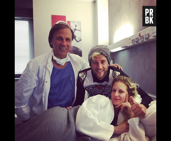 Adixia (Les Ch'tis) pose avec Paga et son médecin après sa rhinoplastie en décembre 2015