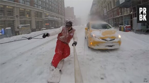 Le Youtuber Casey Neistat fait du snowboard dans les rues de New-York, le 23 janvier 2016