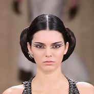 Kendall Jenner &amp; Gigi Hadid stars du défilé Chanel : Cara Delevingne au 1er rang... avec un chien