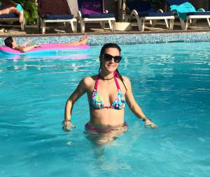 Eve Angeli en bikini à la piscine en vacances à l'Ile Maurice en février 2016