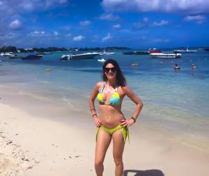 Eve Angeli sexy en bikini en vacances à l'Ile Maurice en février 2016