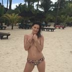 Eve Angeli topless et sexy en vacances à l'Ile Maurice