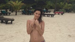 Eve Angeli topless et sexy en vacances à l'Ile Maurice