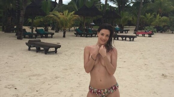Eve Angeli topless et sexy en vacances à l'Ile Maurice
