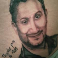 Cyril Hanouna : un fan se fait (vraiment) tatouer son portrait... sur la fesse