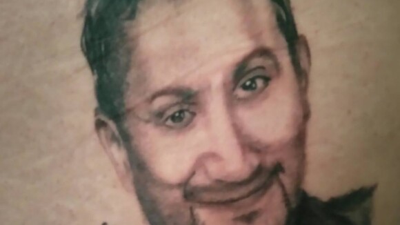 Cyril Hanouna : un fan se fait (vraiment) tatouer son portrait... sur la fesse