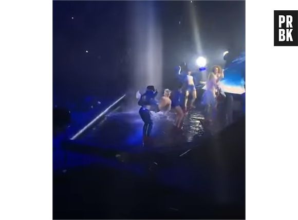 Justin Bieber chute lourdement sur scène à Kansas City le 6 avril 2016
