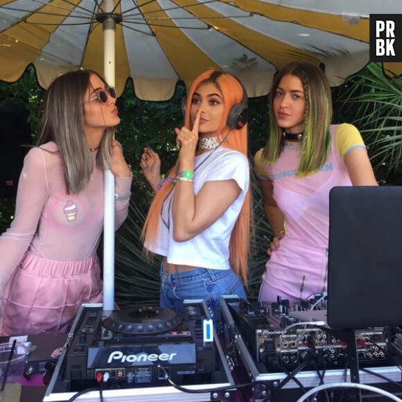 Kylie Jenner ose les cheveux orange pour Coachella