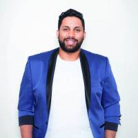 Kevin Razy : l'humoriste devient chroniqueur dans l'Hebdo Show d'Arthur