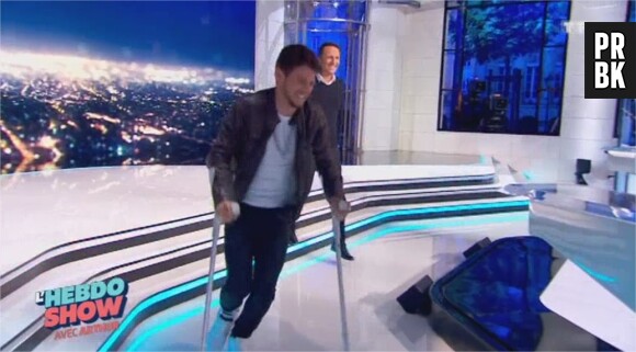 Rayane Bensetti arrive en béquilles dans l'Hebdo Show sur TF1 le 29 avril 2016