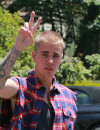 Justin Bieber s'entraîne à faire le "V" de la victoire pour le tribunal.