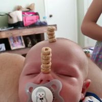 #CheeriosChallenge : quand les papas s'amusent à empiler des céréales sur leur bébé