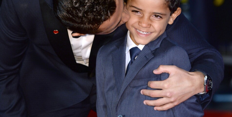 Cristiano Ronaldo : papa gâteau avec son fils Cristiano Jr.