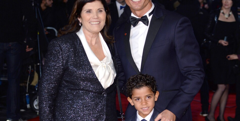 Cristiano Ronaldo entouré de sa mère Maria Dolores dos Santos Aveiro et de son fils Cristiano Jr.