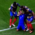 Antoine Griezmann  entouré des joueurs de l'équipe de France après son but face à l'Irlande le 26 juin 2016 lors de l'Euro
