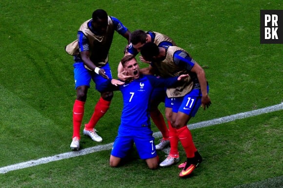 Antoine Griezmann  entouré des joueurs de l'équipe de France après son but face à l'Irlande le 26 juin 2016 lors de l'Euro
