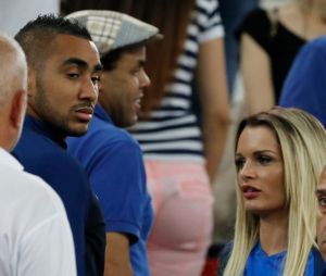 Dimitri Payet retrouve son épouse Ludivine Payet dans les tribunes après la victoire des Bleus