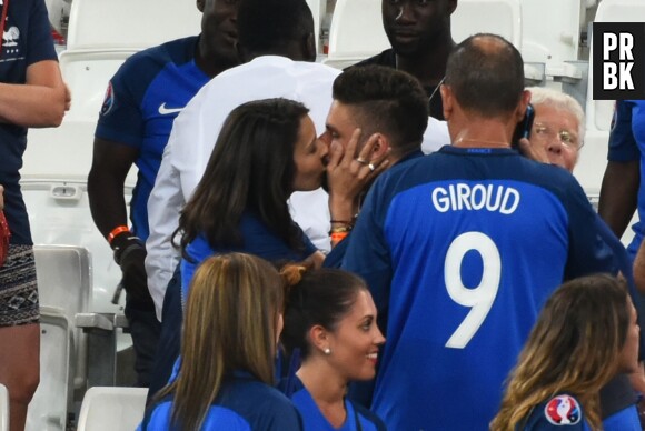 Olivier Giroud embrasse tendrement sa compagne pendant l'Euro 2016