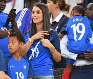 Bacary Sagna retrouve sa petite famille après la victoire de l'équipe de France