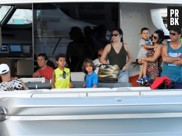 Cristiano Ronaldo entouré de ses proches sur un yacht à Ibiza