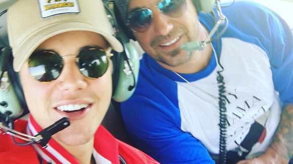 Justin Bieber nu à Hawaï : la réaction suprenante de son père Jeremy ?