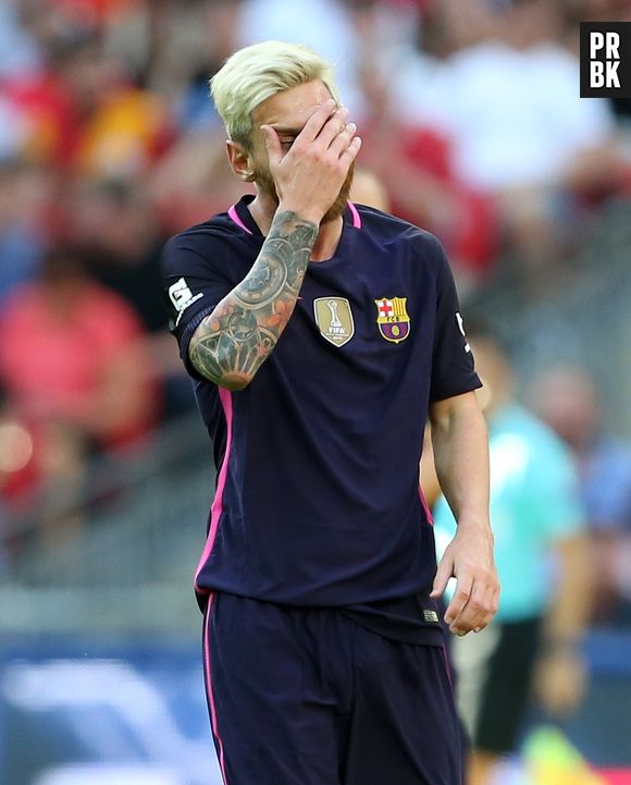 Lionel Messi s'est teint les cheveux en blond platine, et ça ne plaît pas à tout le monde.