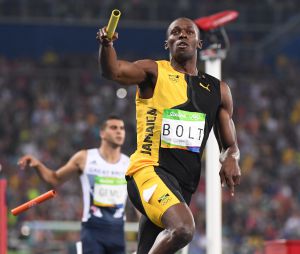Usain Bolt a une drôle de manière de fêter sa victoire aux JO de Rio 2016...