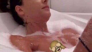 Eve Angeli nue dans son bain : alerte canicule dans Confessions Intimes !