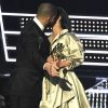 Rihanna et Drake serait en couple : en plus de leurs baisers sur scène, Rihanna se serait fait un tatouage pour Drake.
