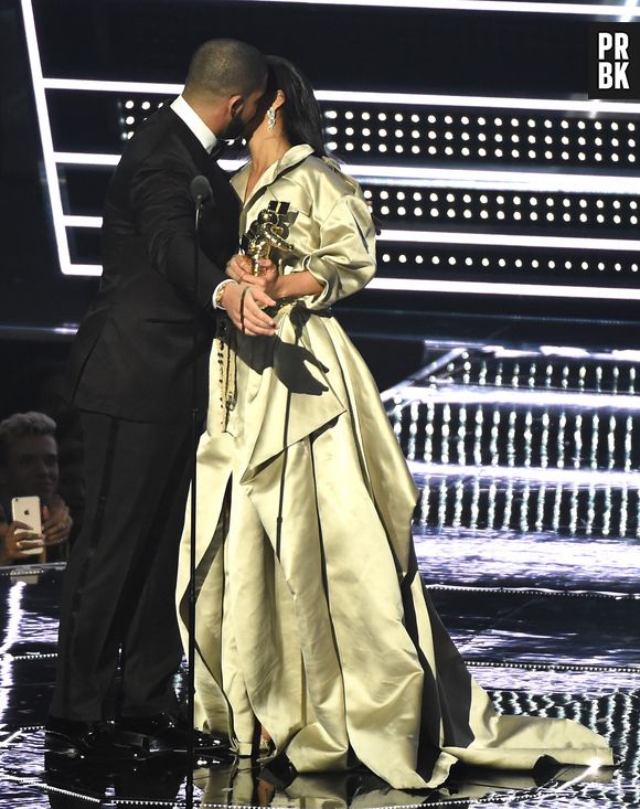 Rihanna et Drake serait en couple : en plus de leurs baisers sur scène, Rihanna se serait fait un tatouage pour Drake.