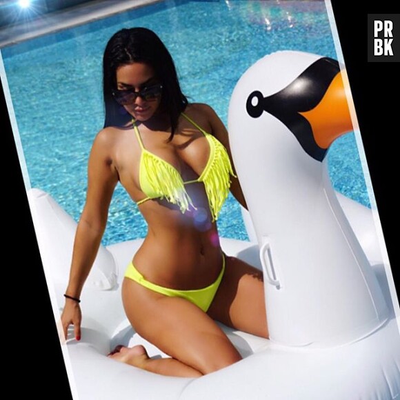Milla Jasmine (Les Marseillais & Ch'tis VS Monde) sexy en bikini jaune fluo, elle se la joue Kim Kardashian