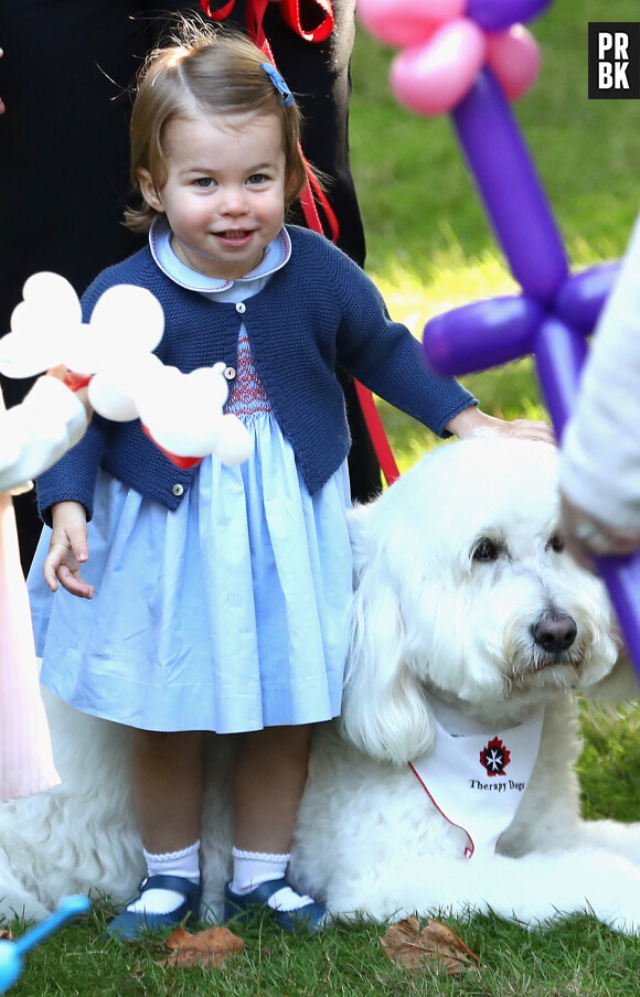 La Princesse Charlotte pose avec un chien au Canada le 30 septembre 2016