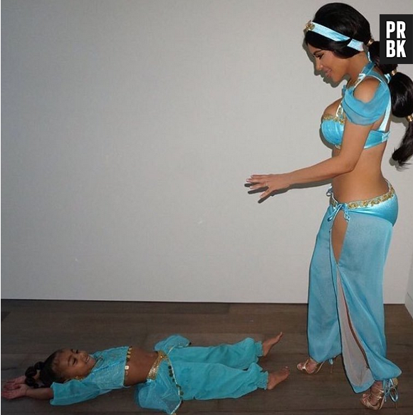 Kim Kardashian ultra sexy pour son retour : elle pose avec Kanye West, North et Saint !