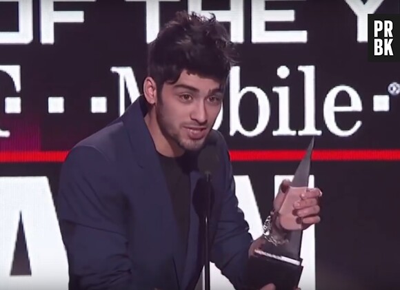 Zayn Malik se moque gentiment de One Direction aux American Music Awards 2016.