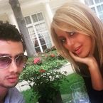 Zahia Dehar cambre ses fesses pour se faire remarquer et devient actrice, attention, c'est gênant !