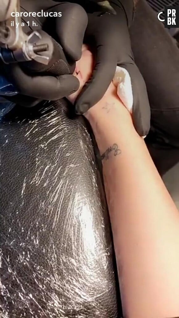 Caroline Receveur dévoile son nouveau tatouage sur Snapchat.