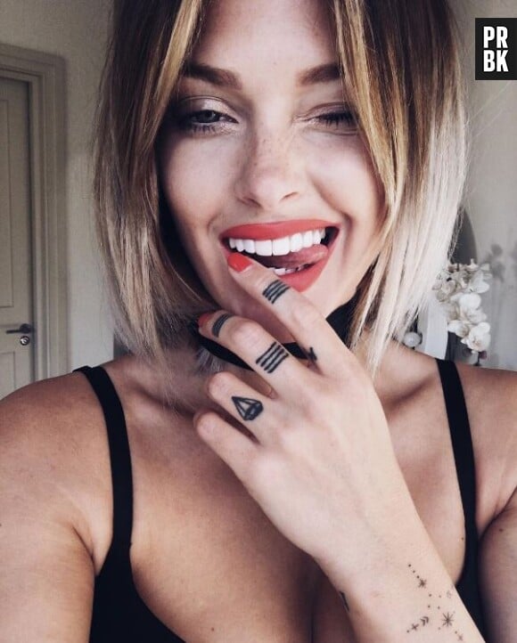 Caroline Receveur dévoile un nouveau tatouage en direct sur Snapchat, et il crée débat sur sa signification.