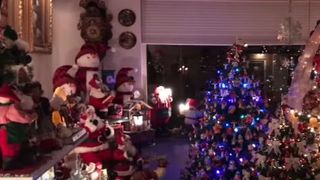 On a trouvé le plus grand fan de Noël : il a décoré sa maison pendant un mois non-stop ! ?