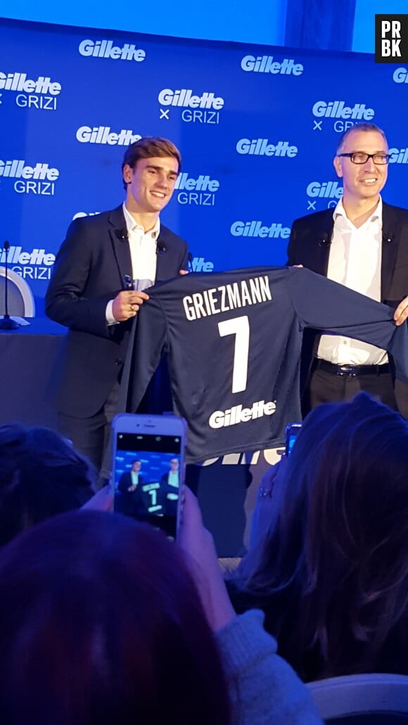 Antoine Griezmann reçoit son maillot Gillette à la conférence de presse le 13 décembre 2016
