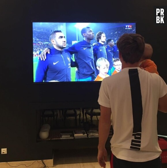 Antoine Griezmann pose avec sa fille Mia devant le match France/Côte d'Ivoire