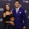 Cristiano Ronaldo officialise avec Georgina Rodriguez : le couple s'affiche avec le fils de CR7 au gala de FIFA.