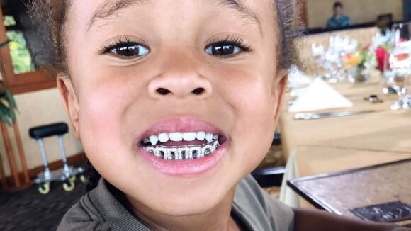 Kylie Jenner : son chéri Tyga offre des dents en diamants à son fils, bad buzz garanti !