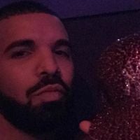 Drake exige que ses fans enlèvent leur "put*in de voile" à son concert