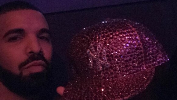 Drake exige que ses fans enlèvent leur "put*in de voile" à son concert