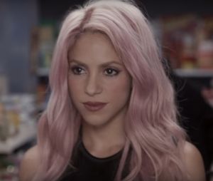 Avant le clip "Comme moi" avec Black M, Shakira avait déjà tenté les cheveux roses dans la vidéo de son single "Chantaje".