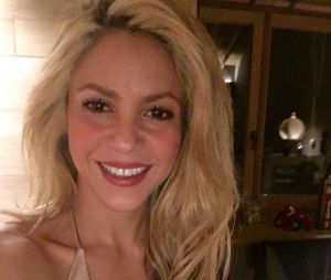 Shakira, connue pour sa longue chevelure blonde ondulée, a changé de look pour son clip avec Black M !